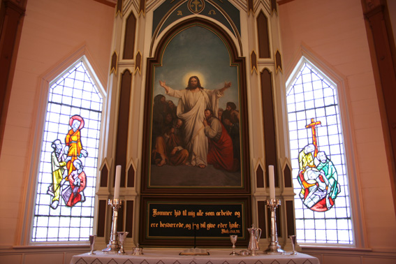 Altertavelen i Austevoll kyrkje og dei to vinduene på siden av 