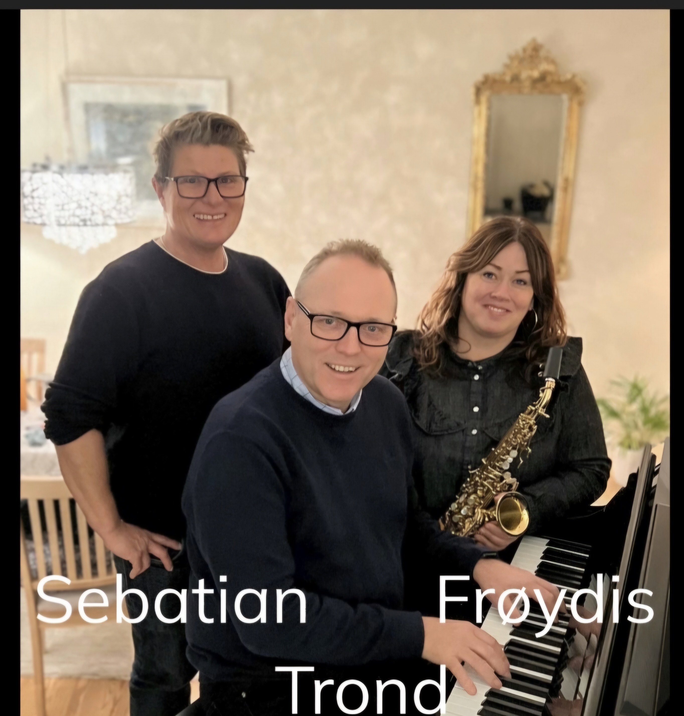 Bildet viser de tre musikalsk medvirkende, Sebastian til venstre, Trond i midten og Frøydis til høyre. Foto.