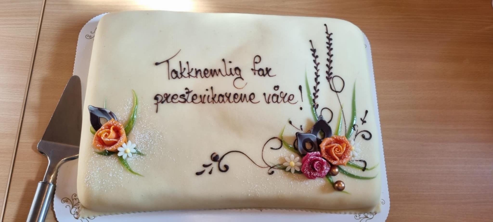 Marsipankake med tekst: Takknemlig fot prestevikarene våre.