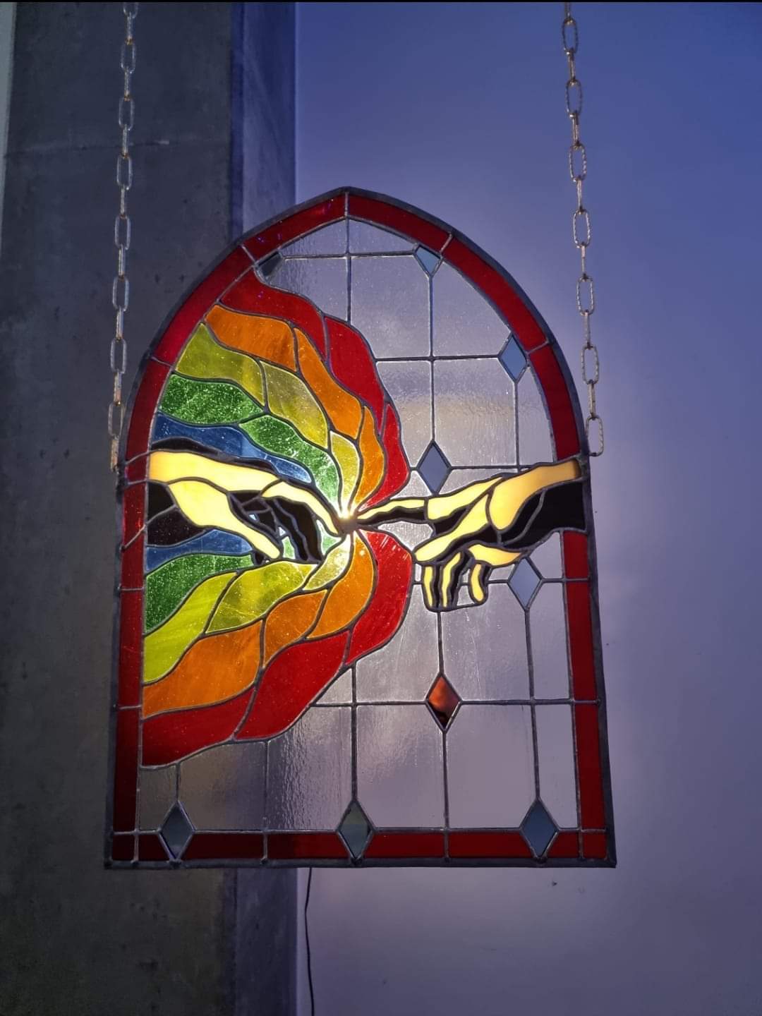 Et fargerikt glassmaleri "Skeivetestamentet". Foto.